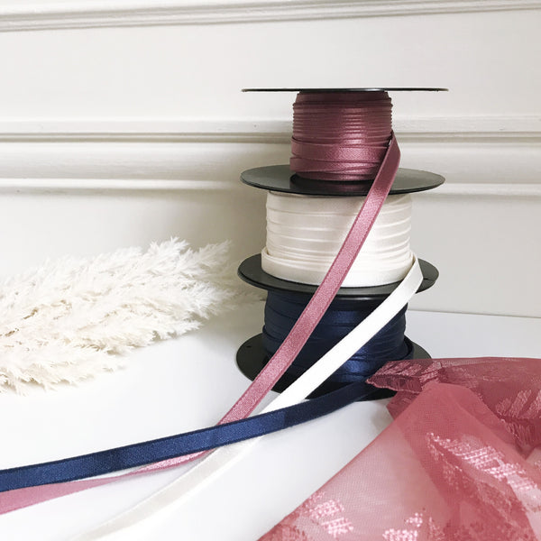 Bobines de bretelles élastiques bleu, blanc et rouge pour la première collection fabriquée en France de lingerie Meïla